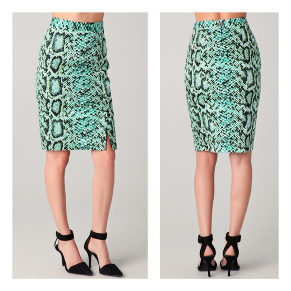 Nanette Lepore

This‎ snake-print - Picture 1 of 4